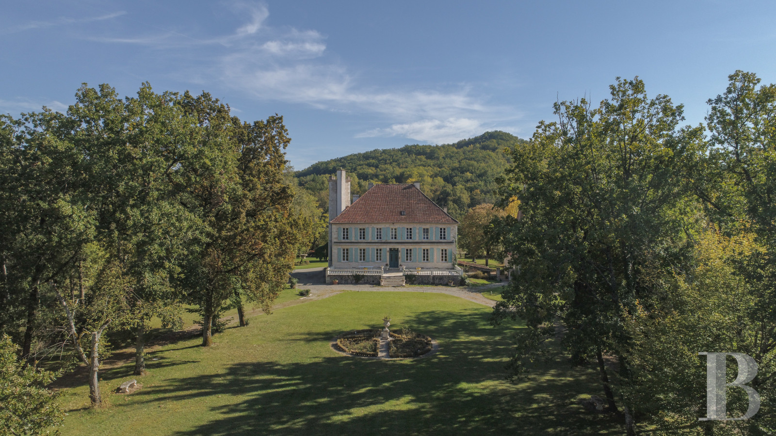 An 18th century chateau surrounded by trees and hills in the Lot valley - photo  n°31